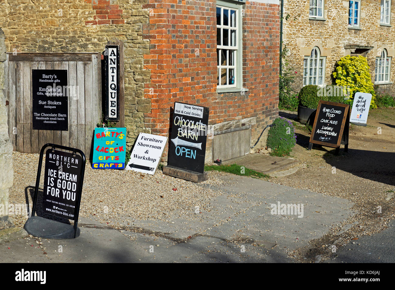 Hässliche Schilder im Dorf Lacock, Wiltshire, England Großbritannien Stockfoto