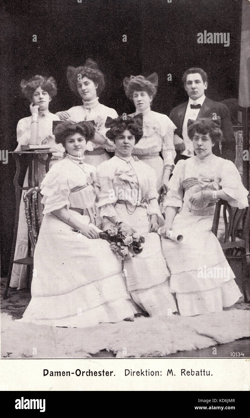 Weibliche Orchester an der Wende des 20. Jahrhunderts mit ihren Dirigenten Posing, M. Rebattu. Stockfoto