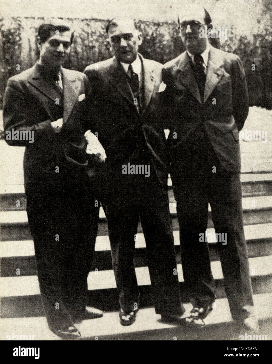 (Von links nach rechts) Serge Lifar, Karel Szymanowski und Janem Lechoniem. Lifar, Russisch-französischen Tänzer, Choreograph, Regisseur und Schriftsteller, 1905-1986. Szymanowski, polnischer Komponist, 1882-1937. Stockfoto