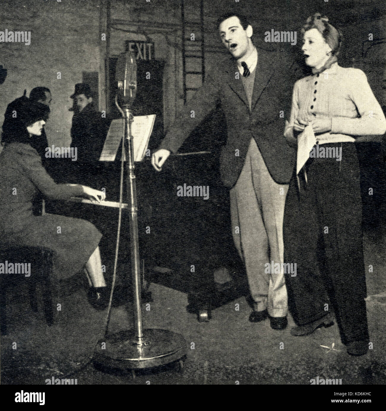 Anne Ziegler singen mit Webster Stand, ihr Ehemann und Partner (1902-1984), beim Rundfunk aus einem Keller im Jahre 1940. Weltkrieg II. Duett. Britischer Sänger, 22 Juni 1910 - 13. Oktober 2003. Stockfoto