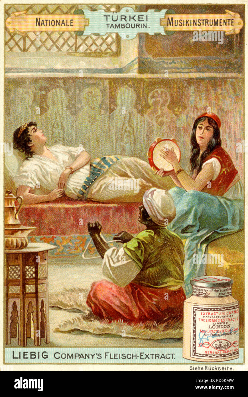 Mit türkischen Frau spielen für Dame liegen auf der Couch Tamburin. Schwarzer Mann spielen Dreieck. Alle in traditionellen Kostümen. Harem Interieur. Die Türkei. Liebig Karte. Stockfoto