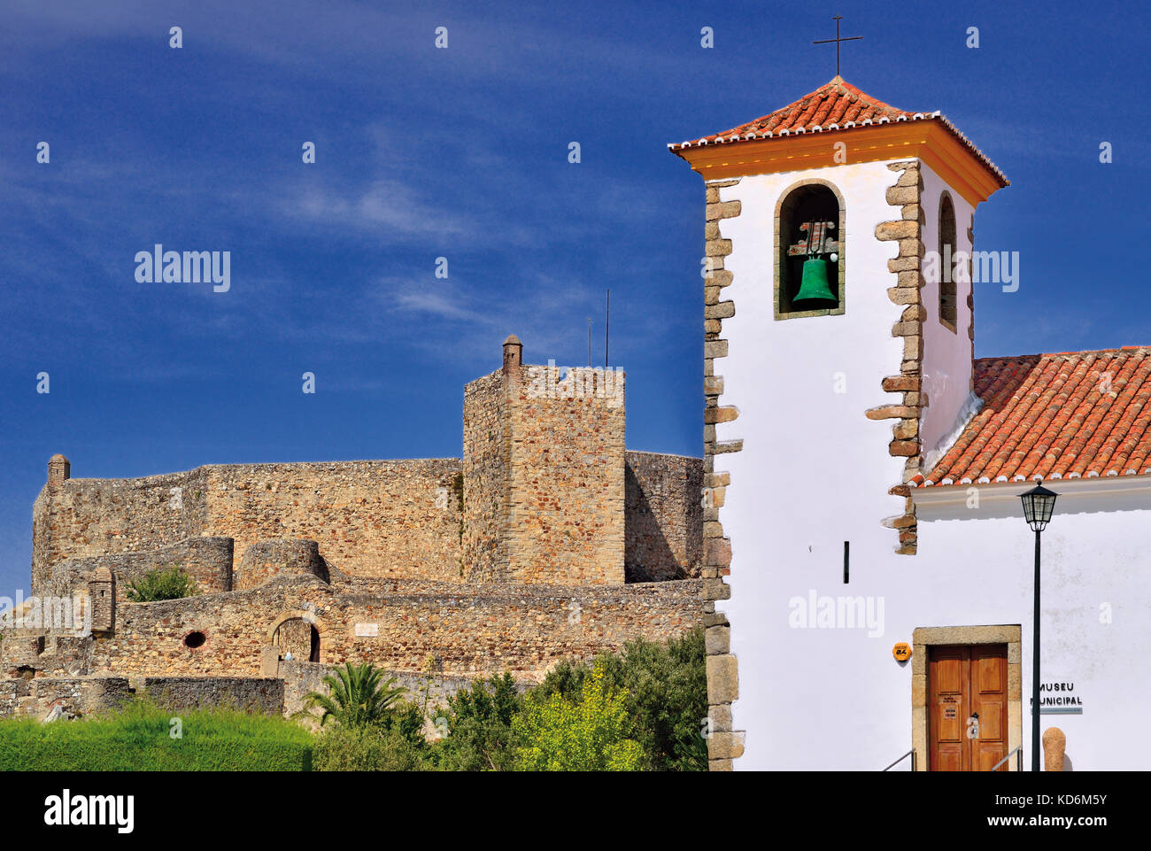 Portugal: Mittelalterliche Kirche und Burg im historischen Dorf Marvao Stockfoto