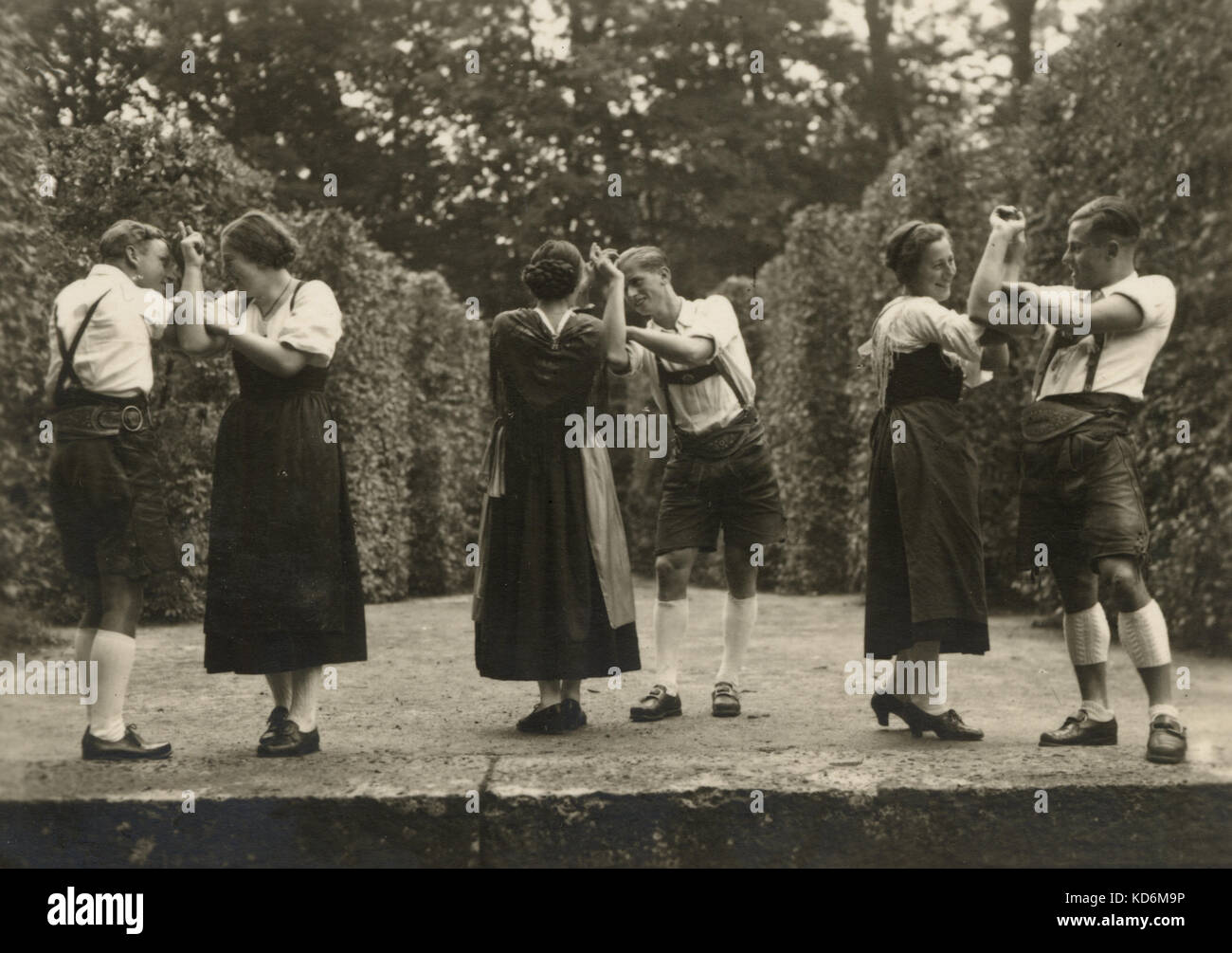 Deutsche Volkstanz in den 1930er Jahren. Teil der Feiern in der Peripherie der Salzburger Festspiele statt. Traditionelle Tiroler Tracht Lederhosen. Postkarte Stockfoto