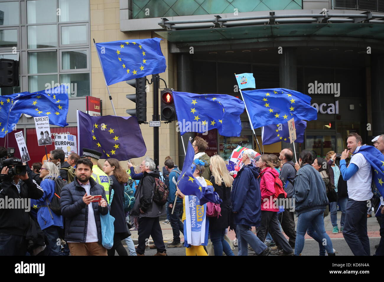 Marching Crowd mit EU-Flaggen bei Manchester #StopBrexit Demo Stockfoto