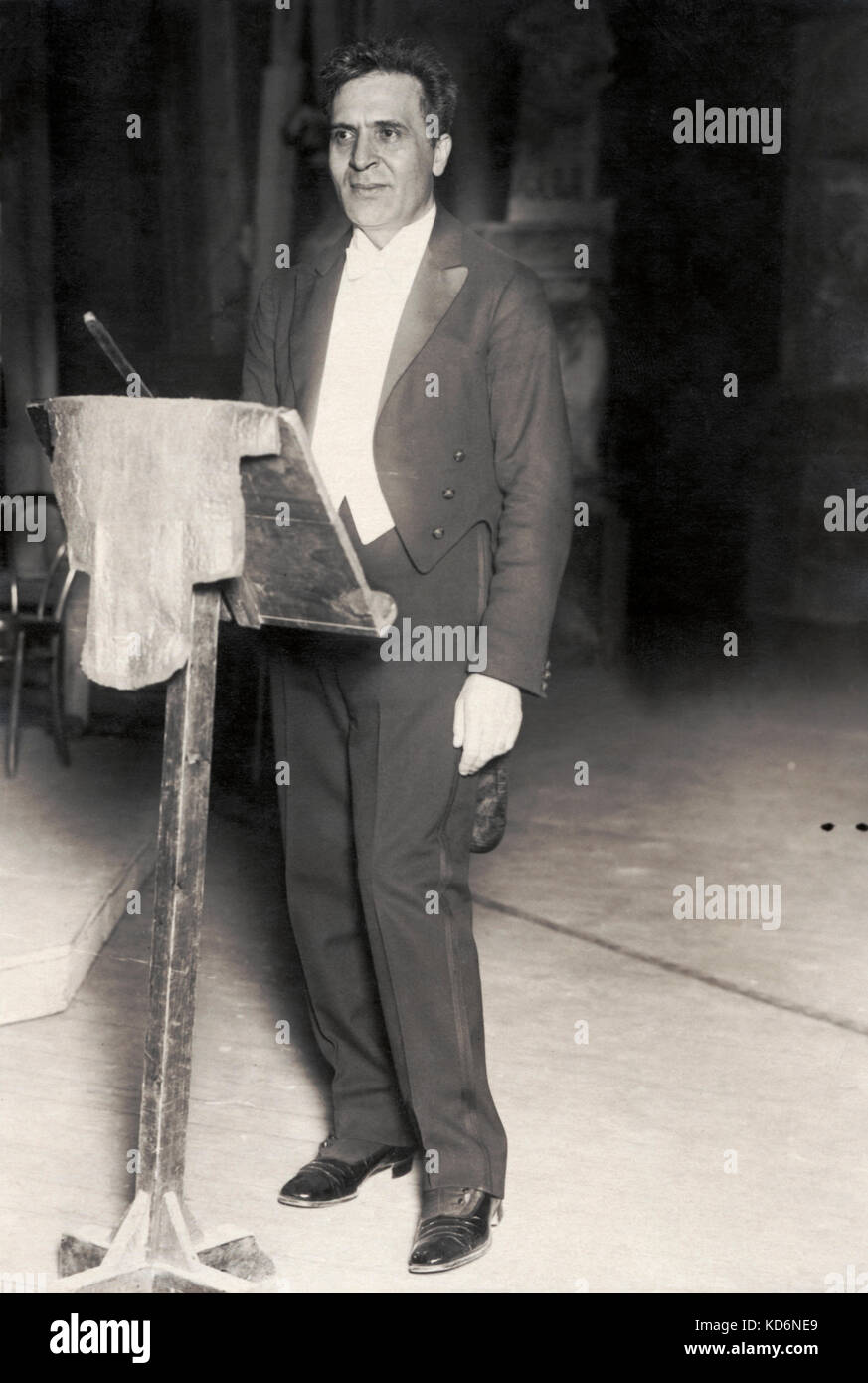 Bruno Walter - deutscher Dirigent und Pianist Durchführung von "Die Fledermaus" von Johann Strauß im Theater Pigalle in Paris, 3. März 1930. 1876-1962. Stockfoto