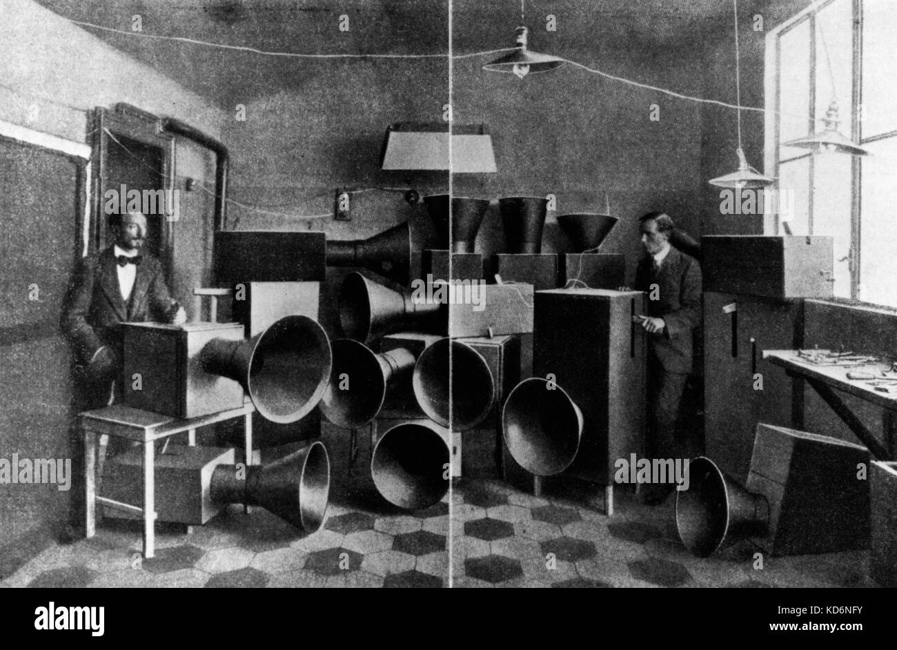 Luigi Russolo und sein Assistent Piatti mit der INTONARUMORI (Rauschen) 1914. Aus "Die Kunst der Geräusche" Manifest von 1913. Italienischen Futuristen Maler und Musiker, 1885 - 1947 Stockfoto