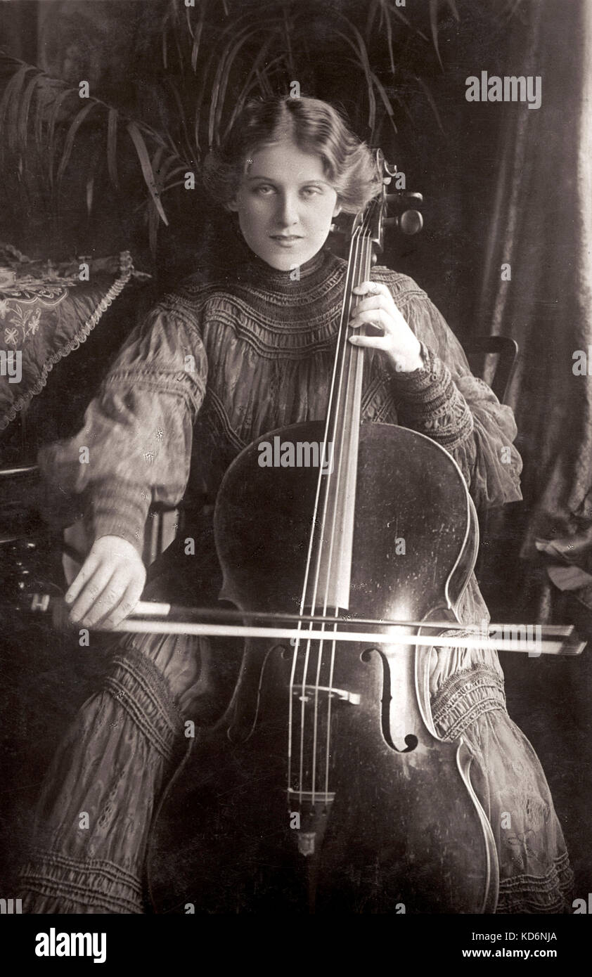 Edna Mai - Porträt mit Cello - amerikanische Schauspielerin, Musiker und Sänger - 2 September 1878 - 1. Januar 1948 Stockfoto