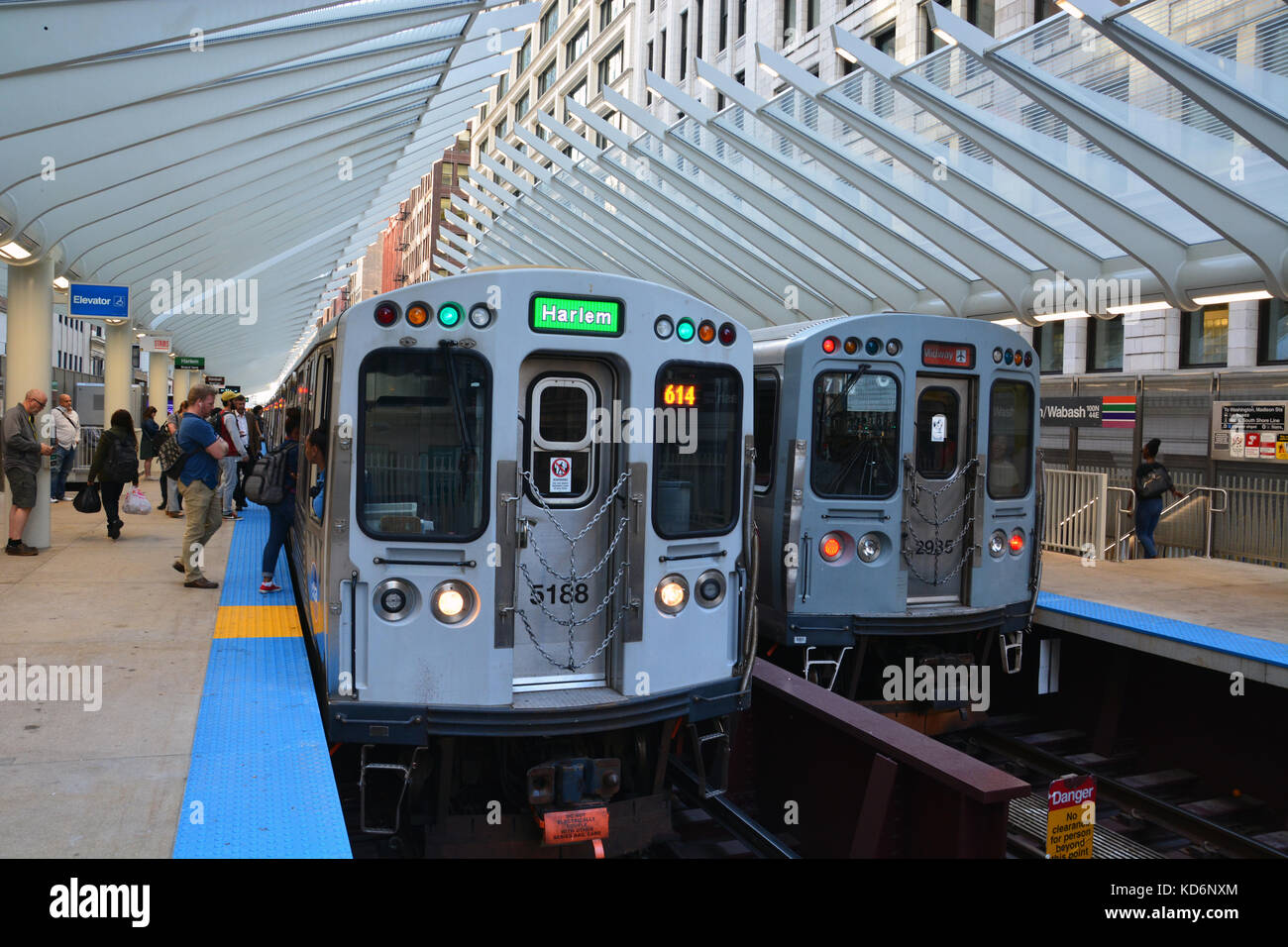 Die moderne Innenstadt von 'L' Bahnhof in Washington und Wabash bietet eine passende Eintrag für Touristen, Millennium Park in Chicago. Stockfoto
