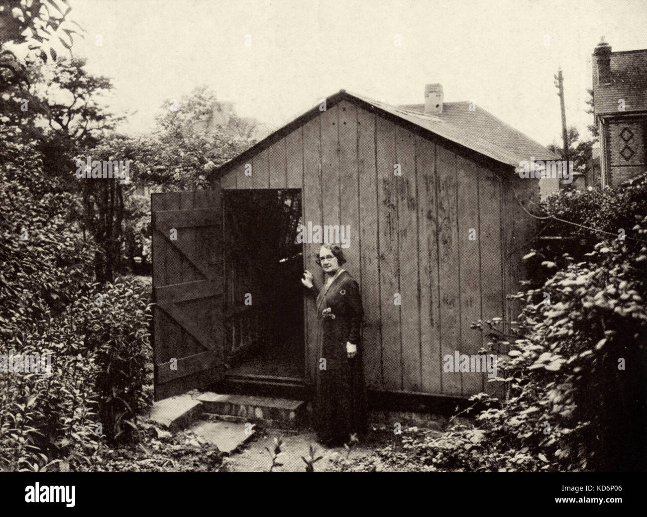 Samuel Coleridge-Taylor - Musik Schuppen oder komponieren Hütte am Aldwick, St Leonard's Road, Croydon. Seine Frau, Jessie Walmisley, stehend, nach seinem Tod. Afro-British Komponist und Dirigent, 15. August 1875 - 1. September 1912. Stockfoto