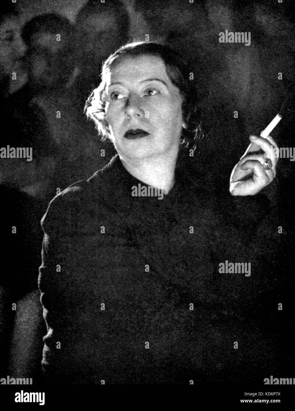 Bronislava Nijinska - Porträt der russischen Choreographen Rauchen einer Zigarette. 1891-1972. Die Schwester von Vaslav Nijinsky, russischer Tänzer und Choreograf, 12. März 1890 - 8. April 1950. Stockfoto