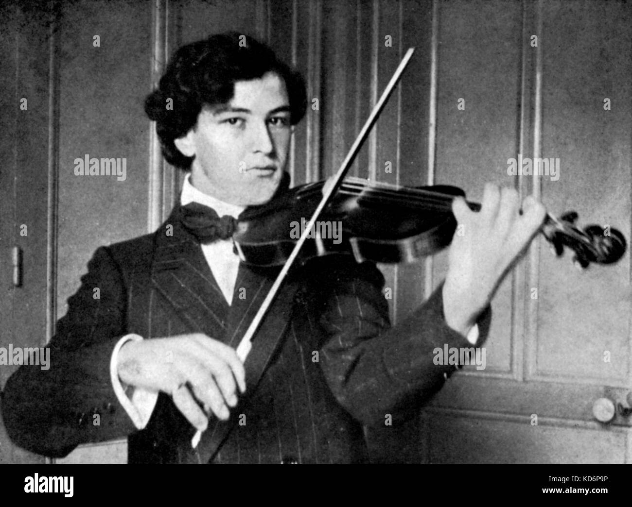 Arthur Honegger - Porträt der Französischen geborenen Schweizer Komponisten als junger Mann palying eine Violine, Le Havre, Frankreich, 1909/10. 10 März 1892 - 27. November 1955. Stockfoto