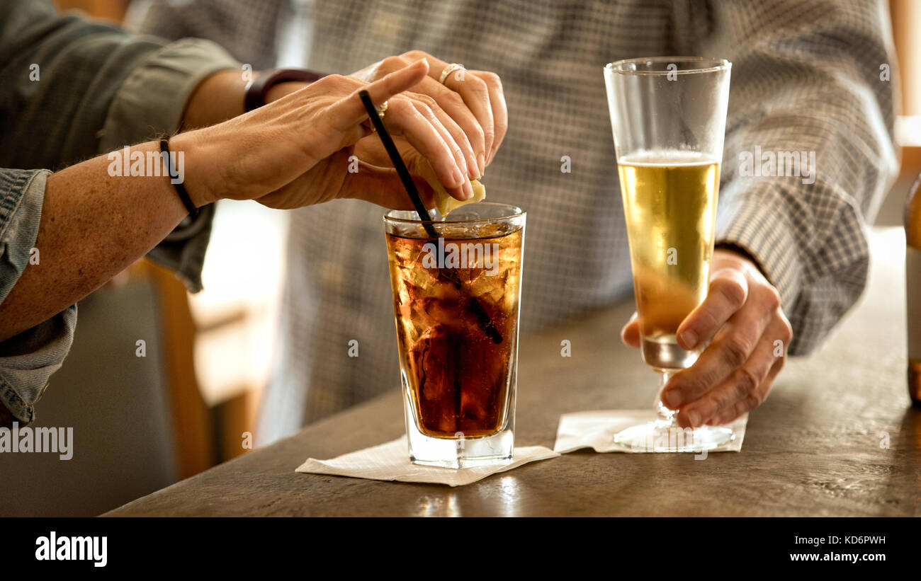 Greifen einige Getränke an einer Bar. Stockfoto