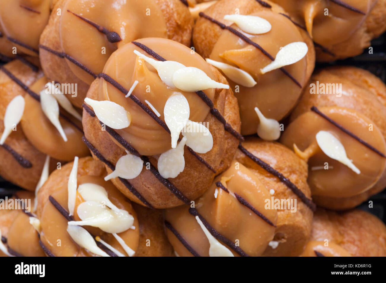 Gesalzen Karamell Profiterole Stapel Stockfoto