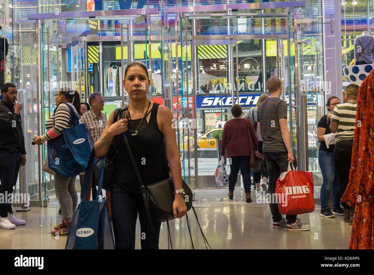 Kunden Shop im neuen alten Marine store am Times Square in New York am Tag Eröffnung, Freitag, 6. Oktober 2017. Die bald geöffnet werden, Lücke und öffnen Sie nun alte Marine stores, 62.000 Quadratfuß in den Raum, der früher von Toys R Us belegt, die 100.000 Quadratfuß hatte. (© Richard b. Levine) Stockfoto