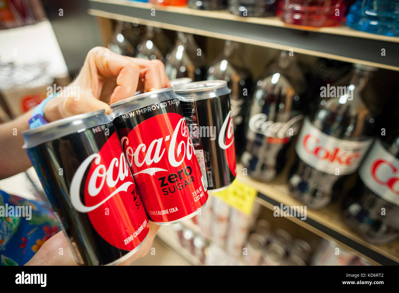 Ein Kunde wählt Mini-Dosen die neue Coke Zero Zucker in einem Supermarkt in  New York am Samstag, 7. Juli 2017. der Coca-cola Co. vor kurzem Coke Zero  Zucker eingeführt, ein neuentwickeltes Version