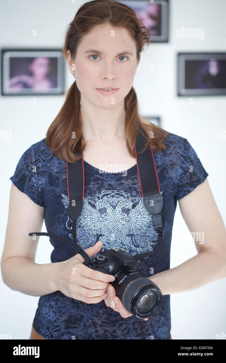 Frau mit DSLR-Kamera Stockfoto