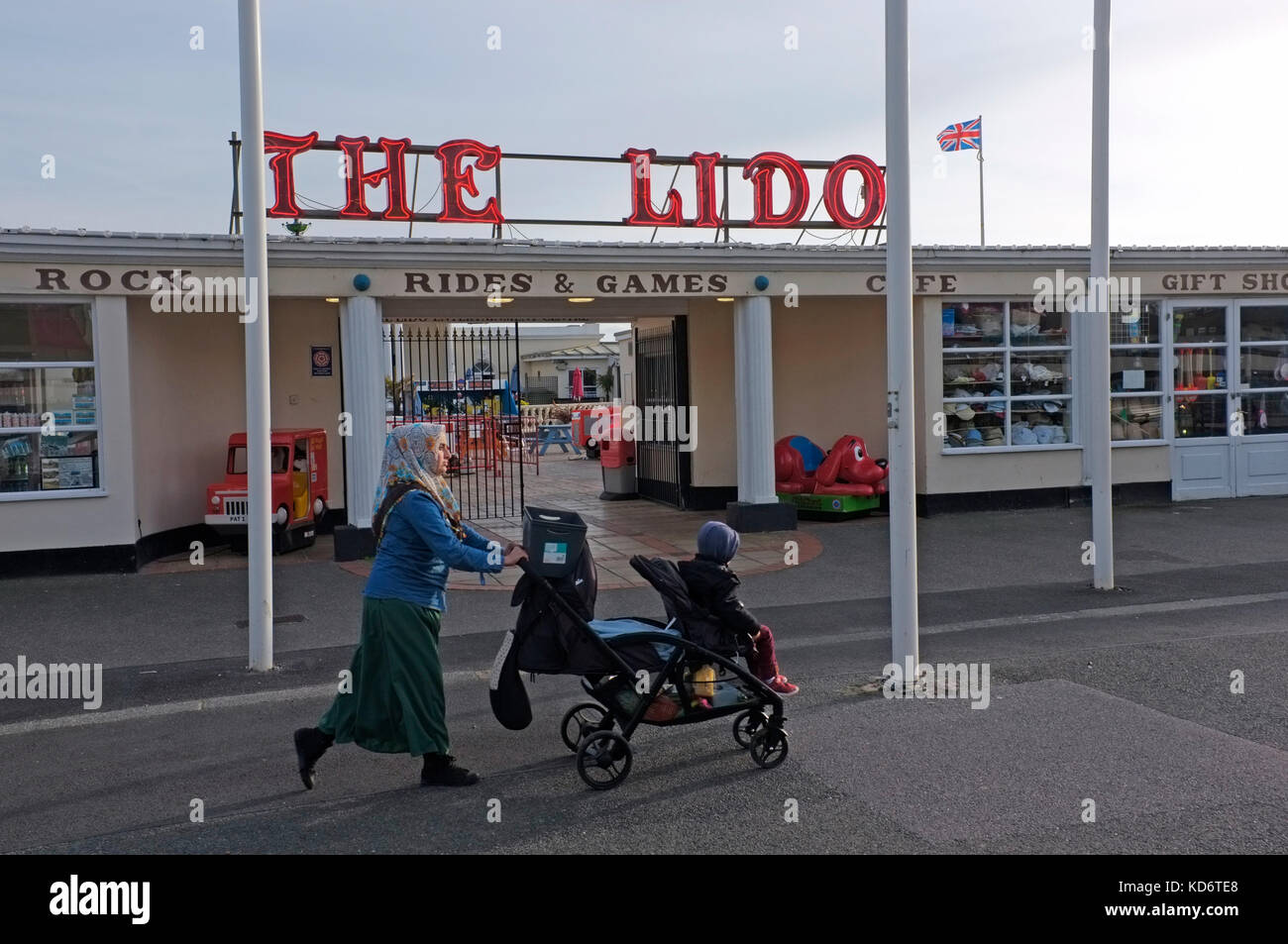 Eine muslimische Mutter in Worthing, West Sussex Stockfoto