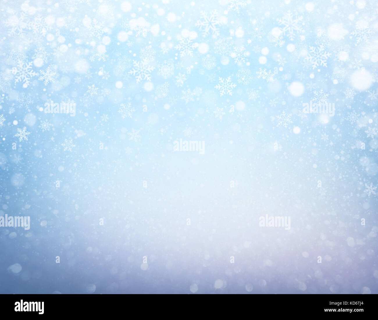 Schneeflocken und Schneefall auf einem gefrorenen blauer Hintergrund - Winter Material Stockfoto