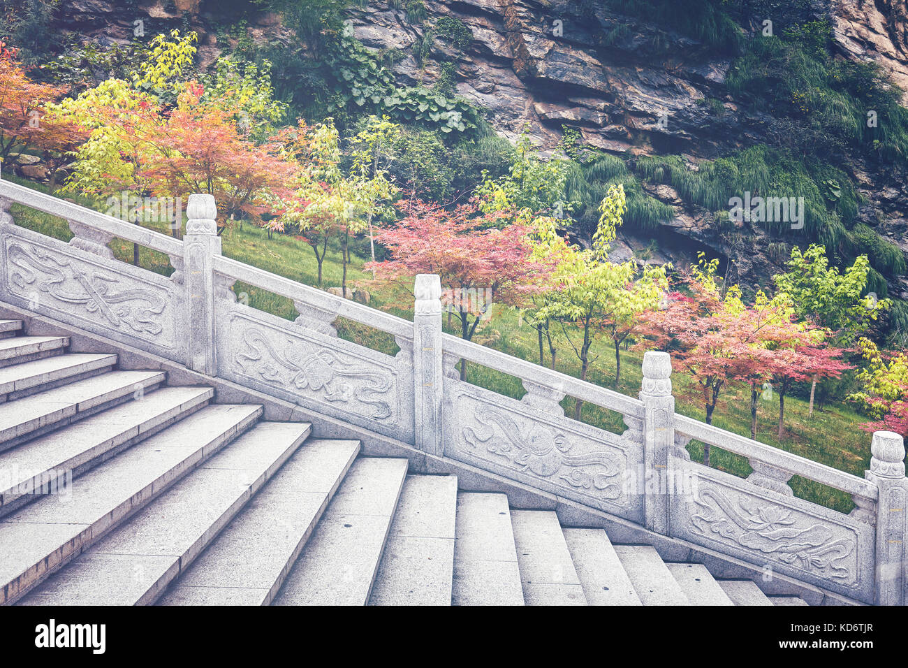 Marmortreppen im herbstlichen Park, Farbe Tonen angewendet, China. Stockfoto