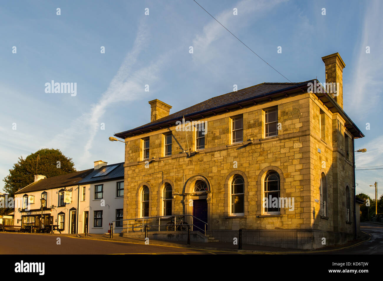 Stillgelegte Bank Gebäude in Schull, West Cork, Irland bei Sonnenaufgang mit kopieren. Stockfoto