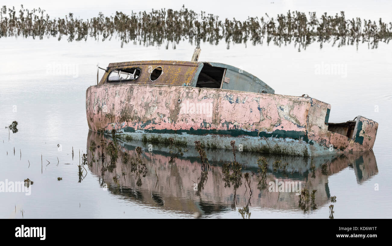 Ein verfallendes rosafarbenes Boot Stockfoto