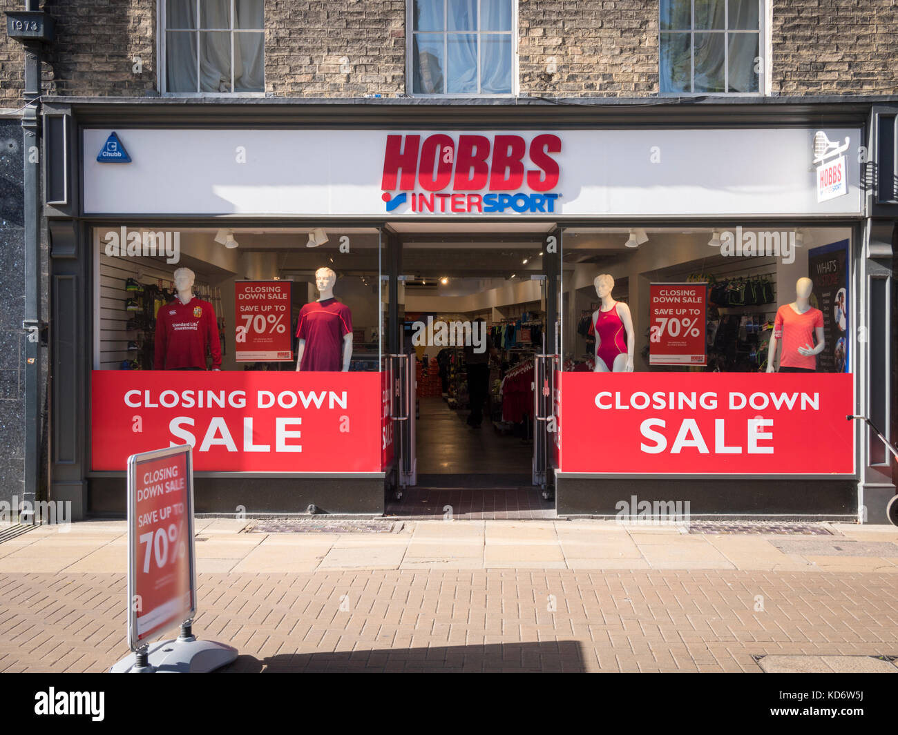Die hobbs Sport Shop in Cambridge UK, die geschlossen wird. Der shop Fenster schließen Verkauf Zeichen im Fenster. Stockfoto