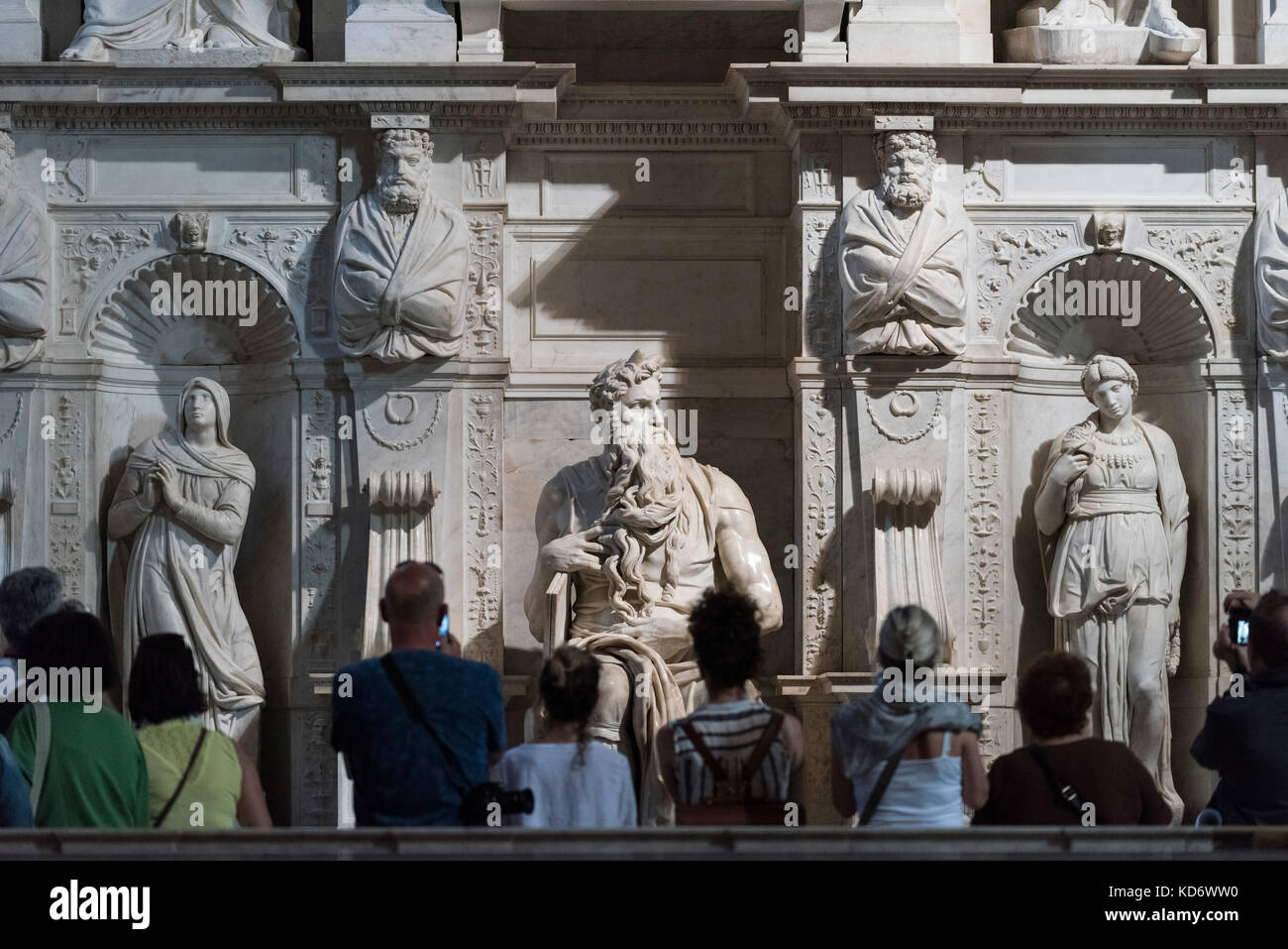 Rom. Italien. Massen von Touristen sammeln das Grab von Papst Julius II. zu sehen, von Michelangelo Buonarroti (1475-1564), die Basilika San Pietro in Vincoli. Stockfoto