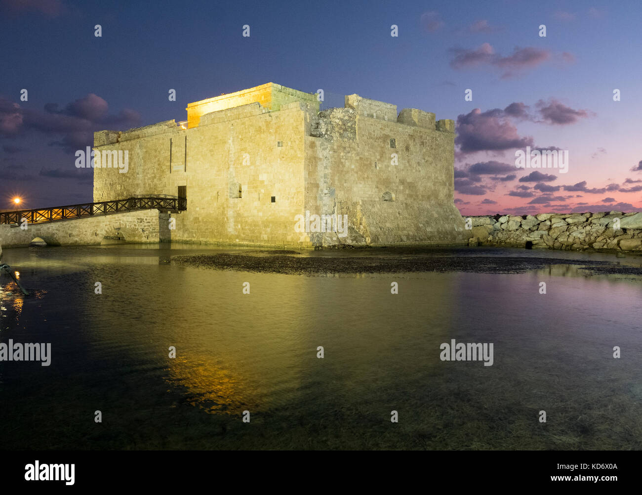 Paphos Burg oder Festung sitzt am Rande von Kato Paphos Hafen, in der Republik Zypern, Stockfoto