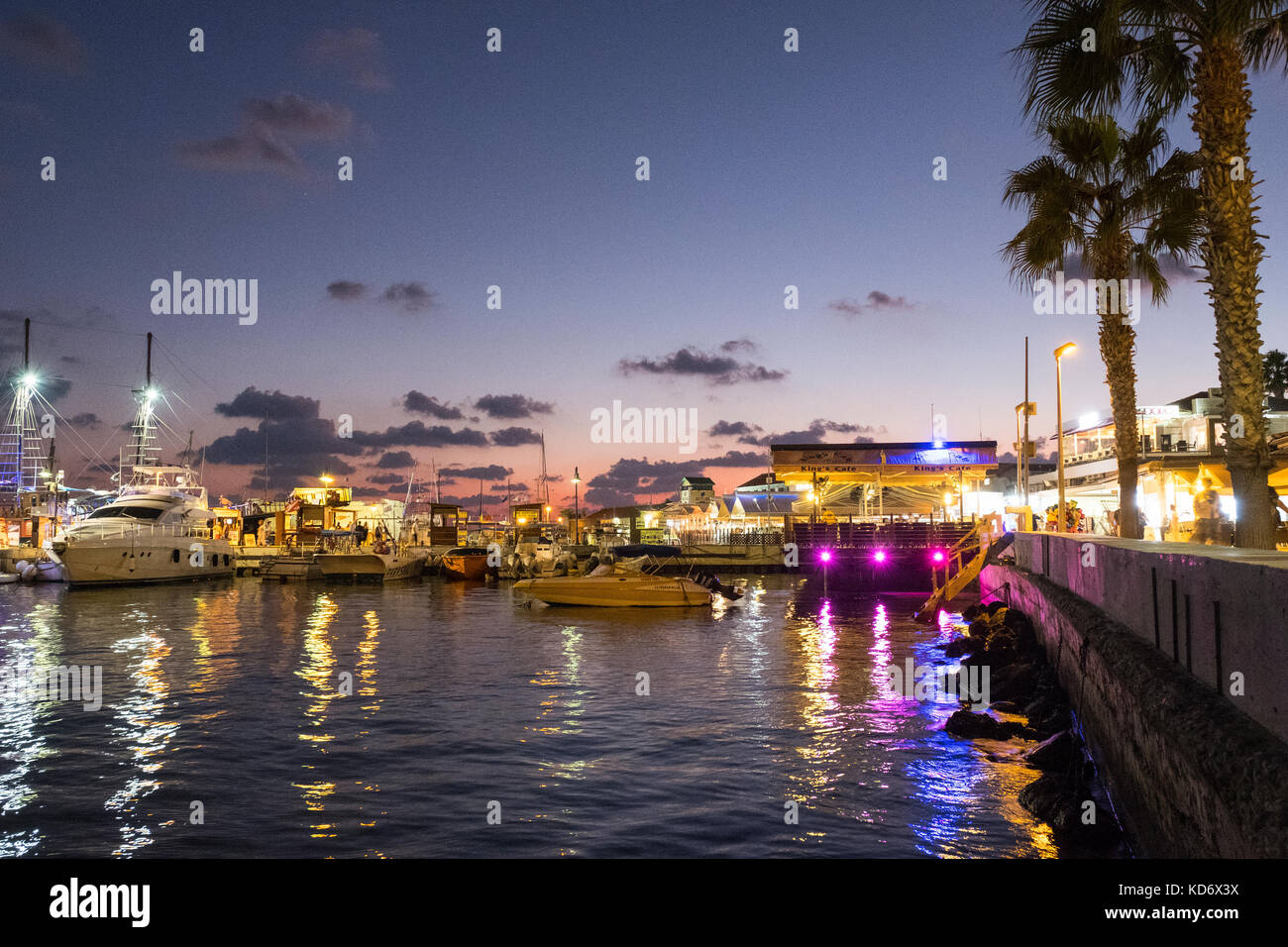 Fischereifahrzeuge und Sportboote im Hafen von Paphos, Paphos, Zypern günstig. Stockfoto