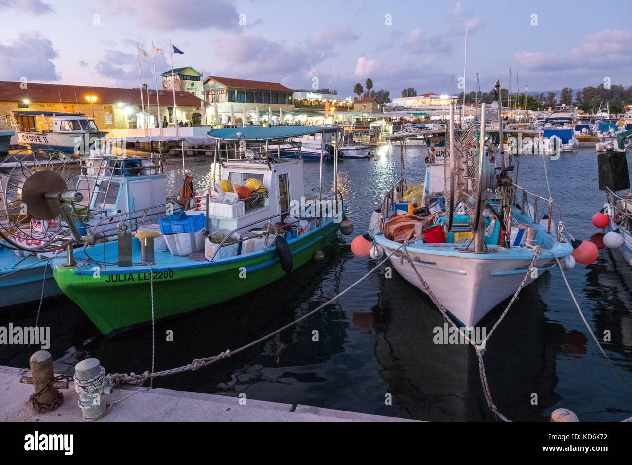 Fischereifahrzeuge und Sportboote im Hafen von Paphos, Kato Paphos, Zypern günstig. Stockfoto