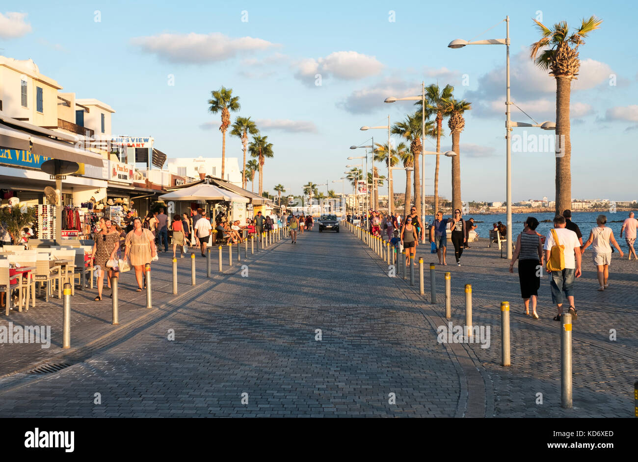 Touristen auf der Promenade in Kato Paphos, Paphos, Zypern Stockfoto