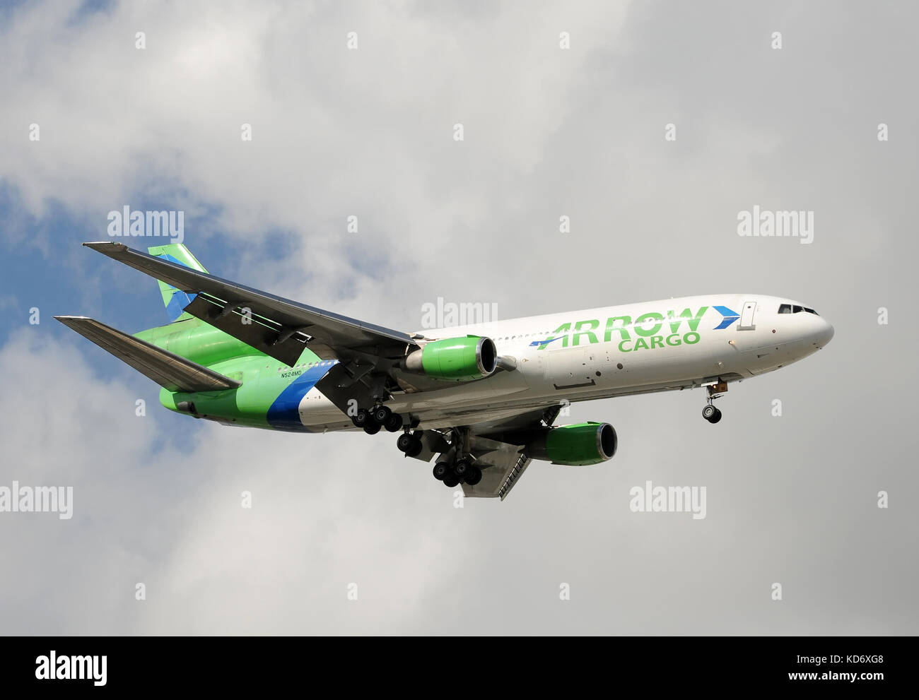 Miami, Florida - Dezember 28, 2008: Pfeil Air Cargo Mcdonnell Douglas DC-10 Flugzeug Minuten vor der Landung. Pfeil Luft schließlich Konkurs Stockfoto