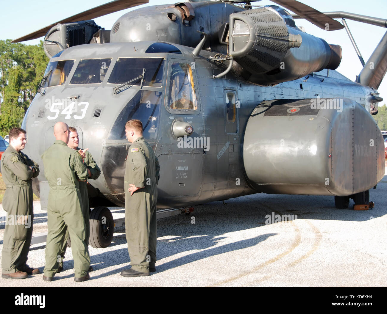 Stuart, Florida - November 10, 2007: Crew Briefing vor dem Flug. Der US Navy Crew fliegt ein Hubschrauber als minesweeping der Sikorsky MH-53bekannte se Stockfoto