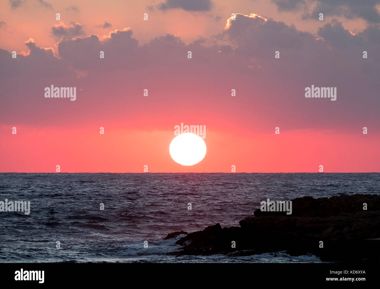 Die Sonne über dem Mittelmeer westlich von Paphos, Zypern Stockfoto