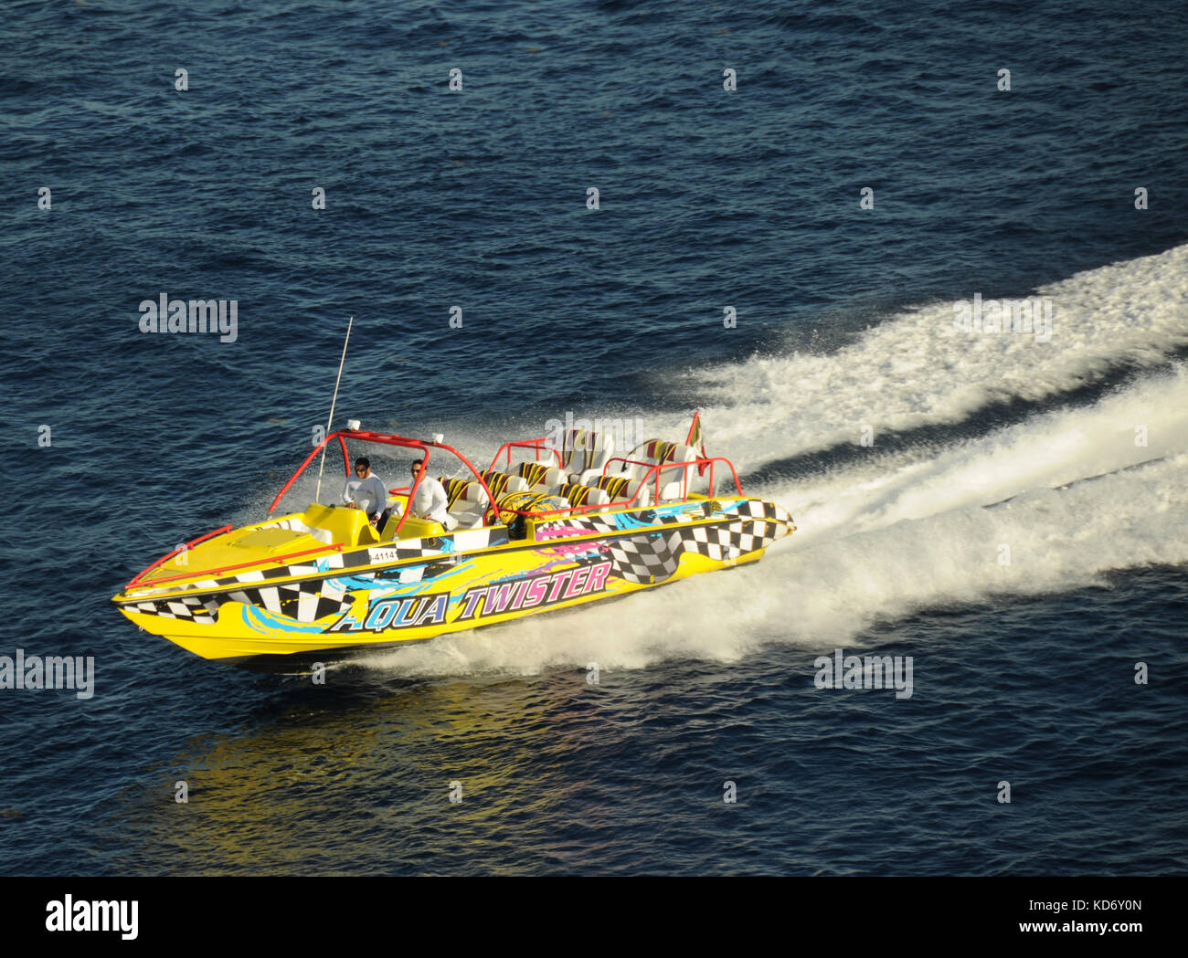 Cozumel, Mexiko, 16. Dezember 2010: Schnellboot Vorbereitung Passagiere auf dem Meer zu nehmen. Schnellboote bieten Unterhaltung begeistern die Touristen Stockfoto