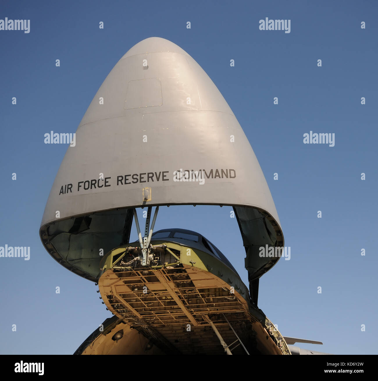 Miami, USA - November 6, 2010: riesige C-5 Galaxy cargo Flugzeug bereitet Cargo im Homestead air Reserve base zu nehmen. Die US Air Force verwendet diese lockh Stockfoto