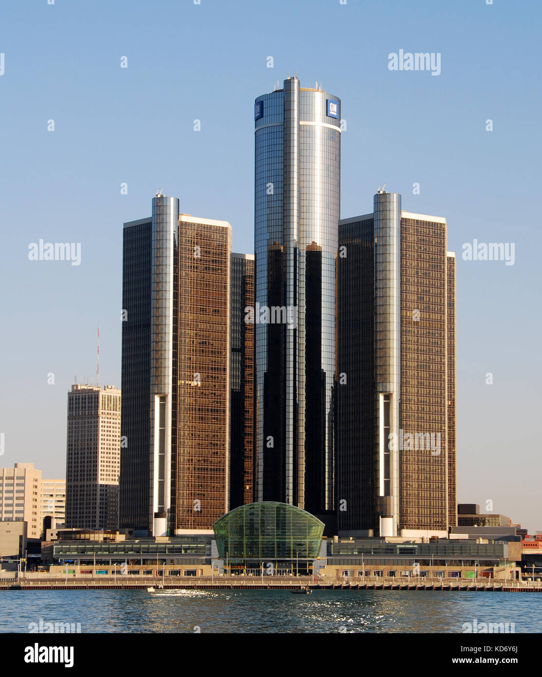 Detroit, Michigan, April 22, 2007: Corporate Towers in Detroit, Michigan, in dem sich das Hauptquartier von General Motors. Foto von der kanadischen Seite genommen Stockfoto