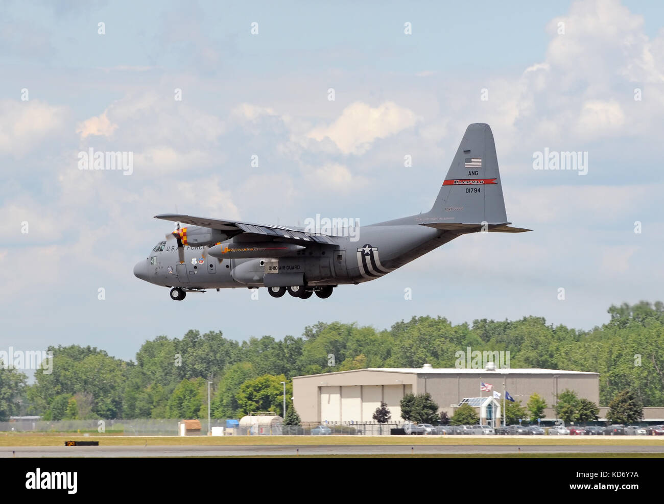 Ypsilanti, Michigan - August 9, 2008: Ohio National Guard c-130 cargo Flugzeug Landung in Willow Run Airport. Die C-130 ist die primäre Tactical Cargo Stockfoto