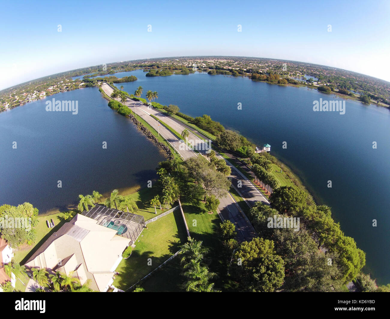 Vorstadtstraße in Florida schneiden durch Seen Luftbild Stockfoto