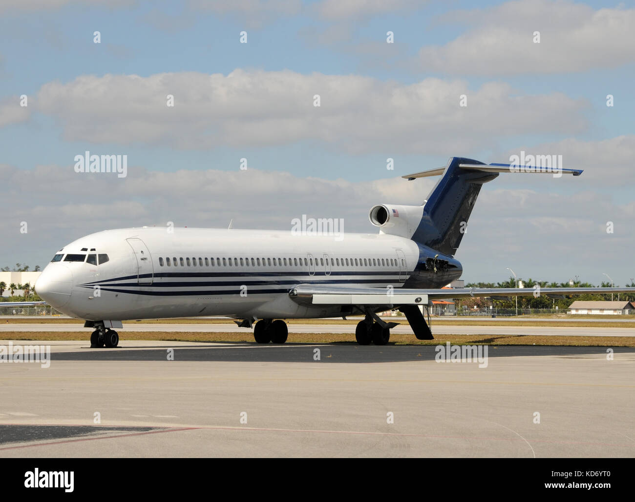 Alte Passenger Jet Flugzeug mit fehlenden Motor Stockfoto