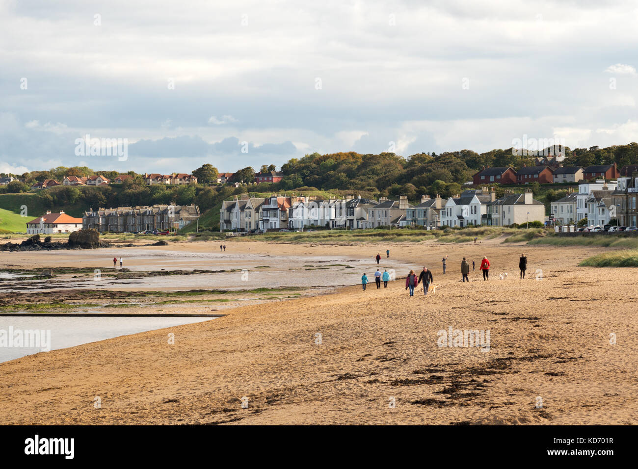 Menschen zu Fuß über den Strand in North Berwick, East Lothian, Schottland, Großbritannien Stockfoto