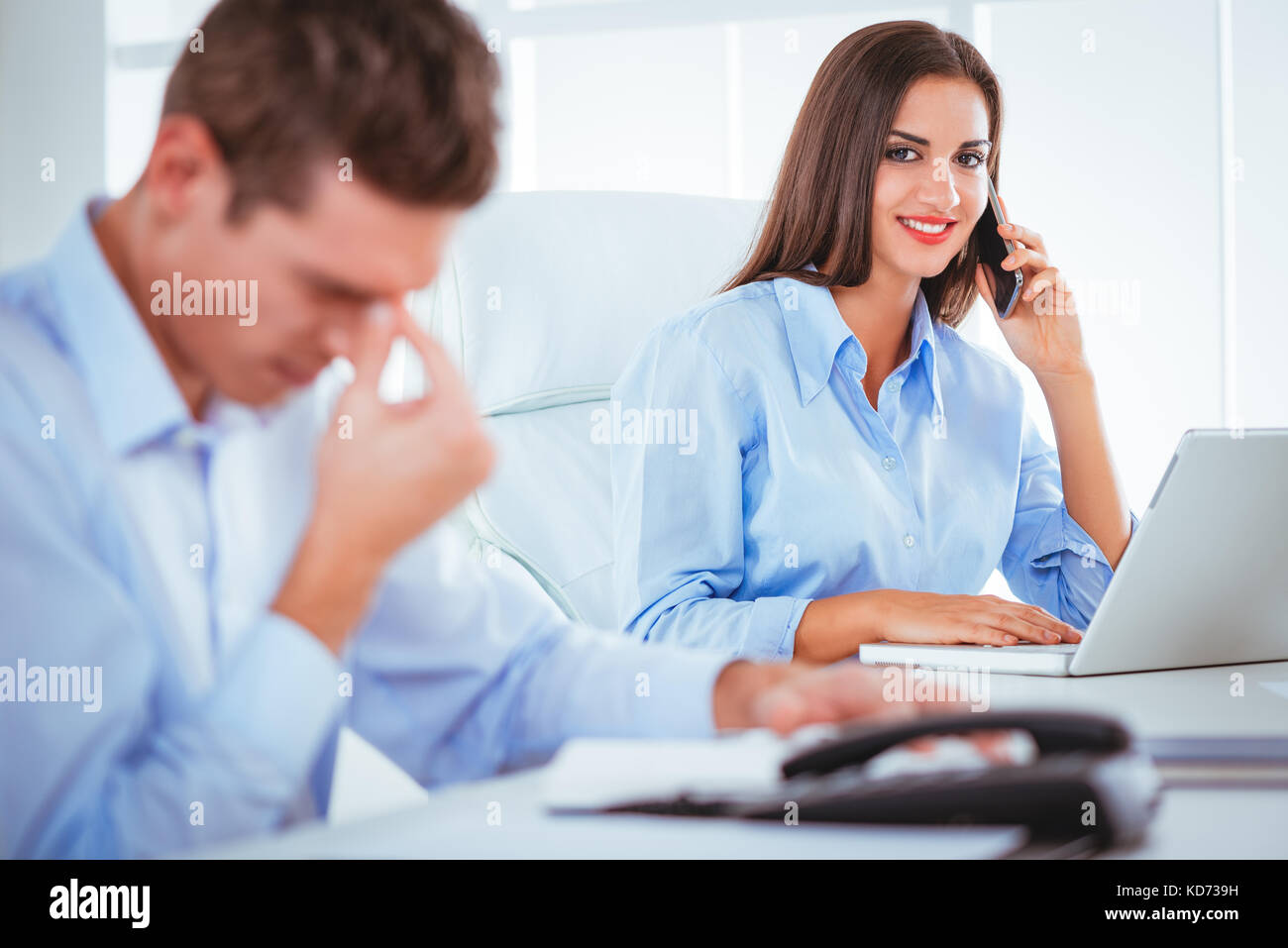Junge lächelnde business Frau mit smartphne im Büro. mit Blick auf die Kamera. Stockfoto