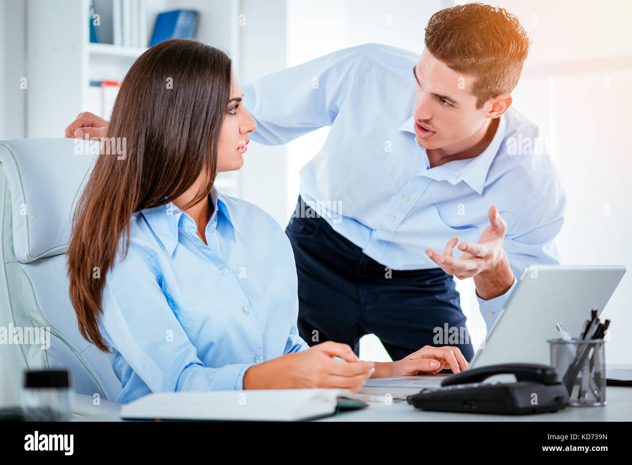 Junge besorgt, Geschäftsmann und Geschäftsfrau im Gespräch im Büro. Stockfoto