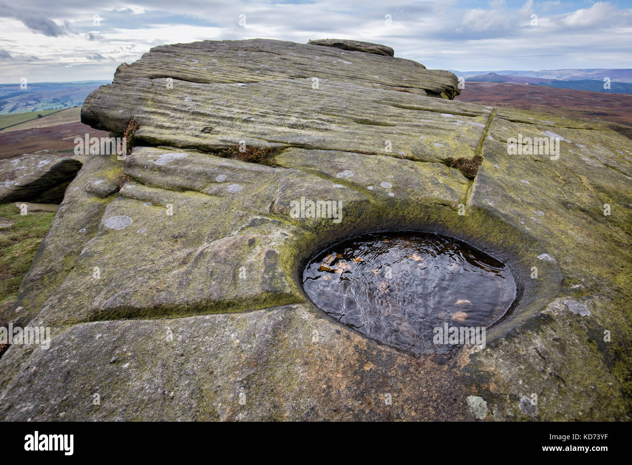 Nummerierte geschnitzten rock Becken 8 auf stanage Edge in der Nähe von Hathersage im Derbyshire Peak District - Wasser für die Grouse auf Hallam Mauren zu liefern Stockfoto