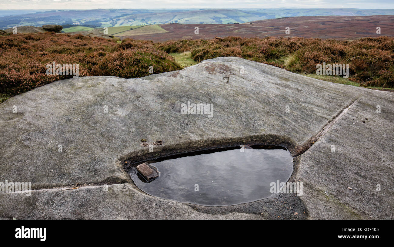 Nummerierte geschnitzten rock Becken 7 auf stanage Edge in der Nähe von Hathersage im Derbyshire Peak District - Wasser für die Grouse auf Hallam Mauren zu liefern Stockfoto