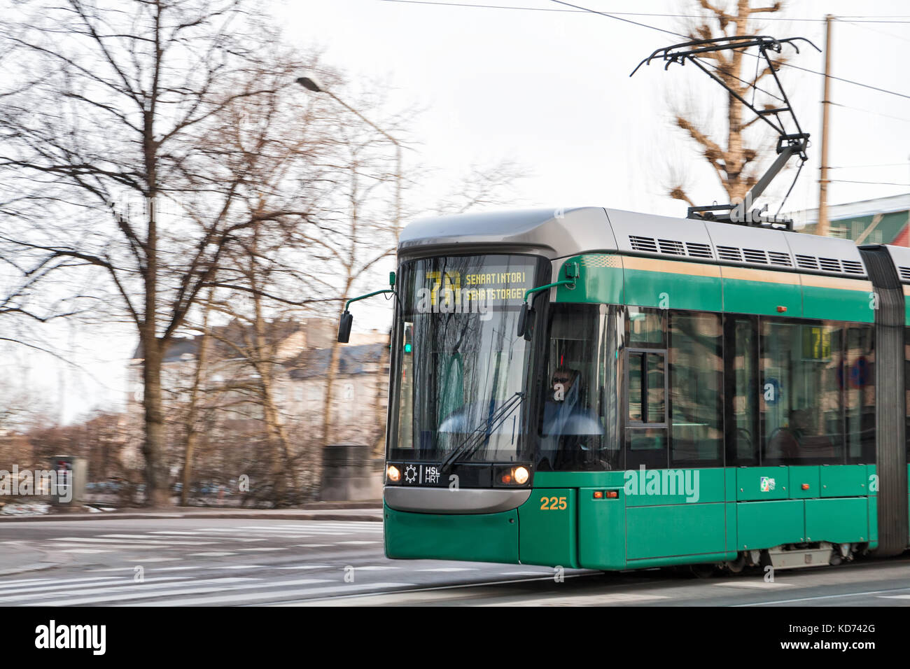 HELSINKI, FINNLAND - MART 31, 2012: Moderne Straßenbahn auf den Straßen von Helsinki. Eine Fahrerin führt die Straßenbahnlinie 7A Stockfoto