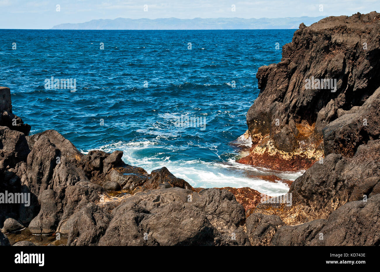 Steile Ufer des erstarrte Lava auf der Insel Pico, am Horizont die Insel San Jorge Stockfoto