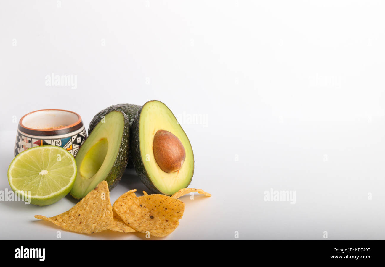 Tortillas und guacamole Zutaten auf weißem Hintergrund Stockfoto