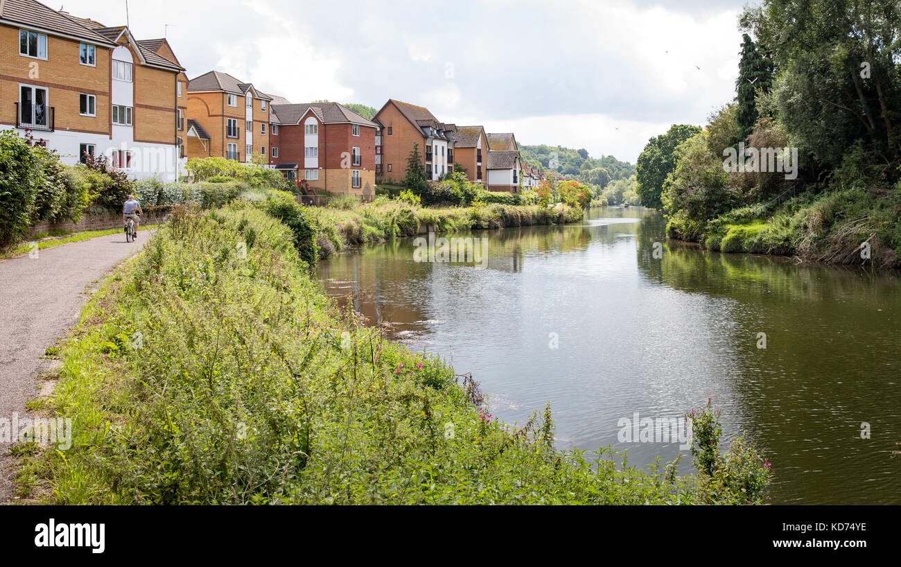 Strecke des Flusses Avon in der Nähe von hanham in Bristol mit neuen Wohnsiedlung und Riverside Gehweg und Radweg Stockfoto