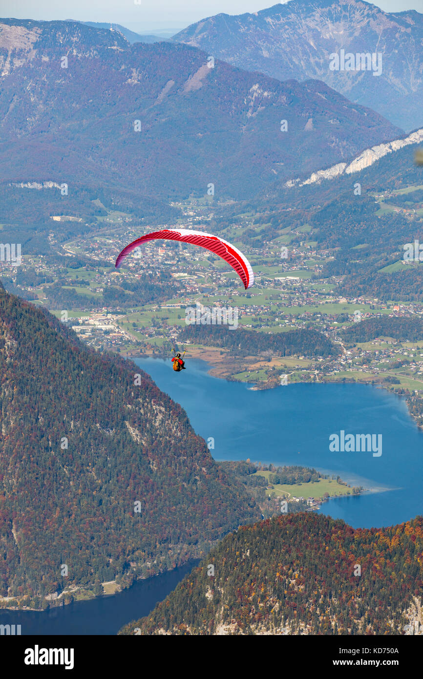 Dachsteinmassiv, Region in Oberösterreich, Oberösterreich, Teil der Alpen, Krippenstein-berggipfel, Gleitschirm über den Hallstätter See, Stockfoto